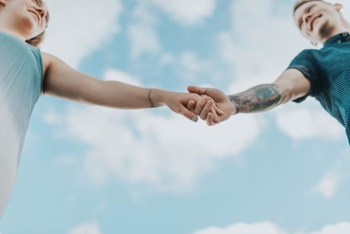 Man en vrouw die elkaars hand vastnemen