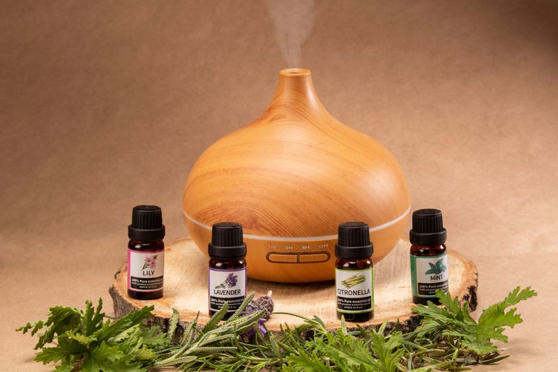Difusor de madera con aceites esenciales, perfecto para aromaterapia y relajación en el hogar