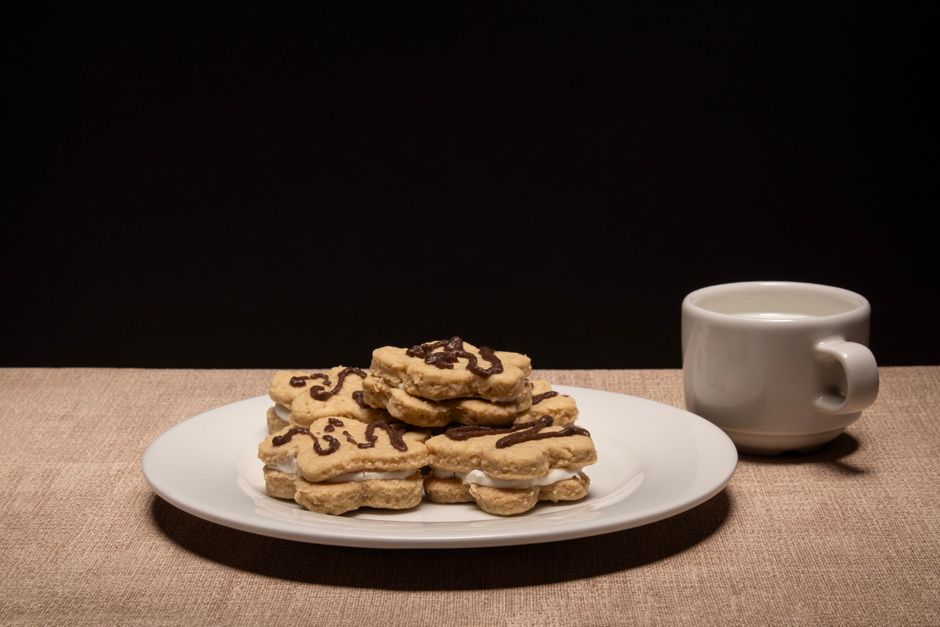 Galletas de chocolate caseras en plato, vista cercana