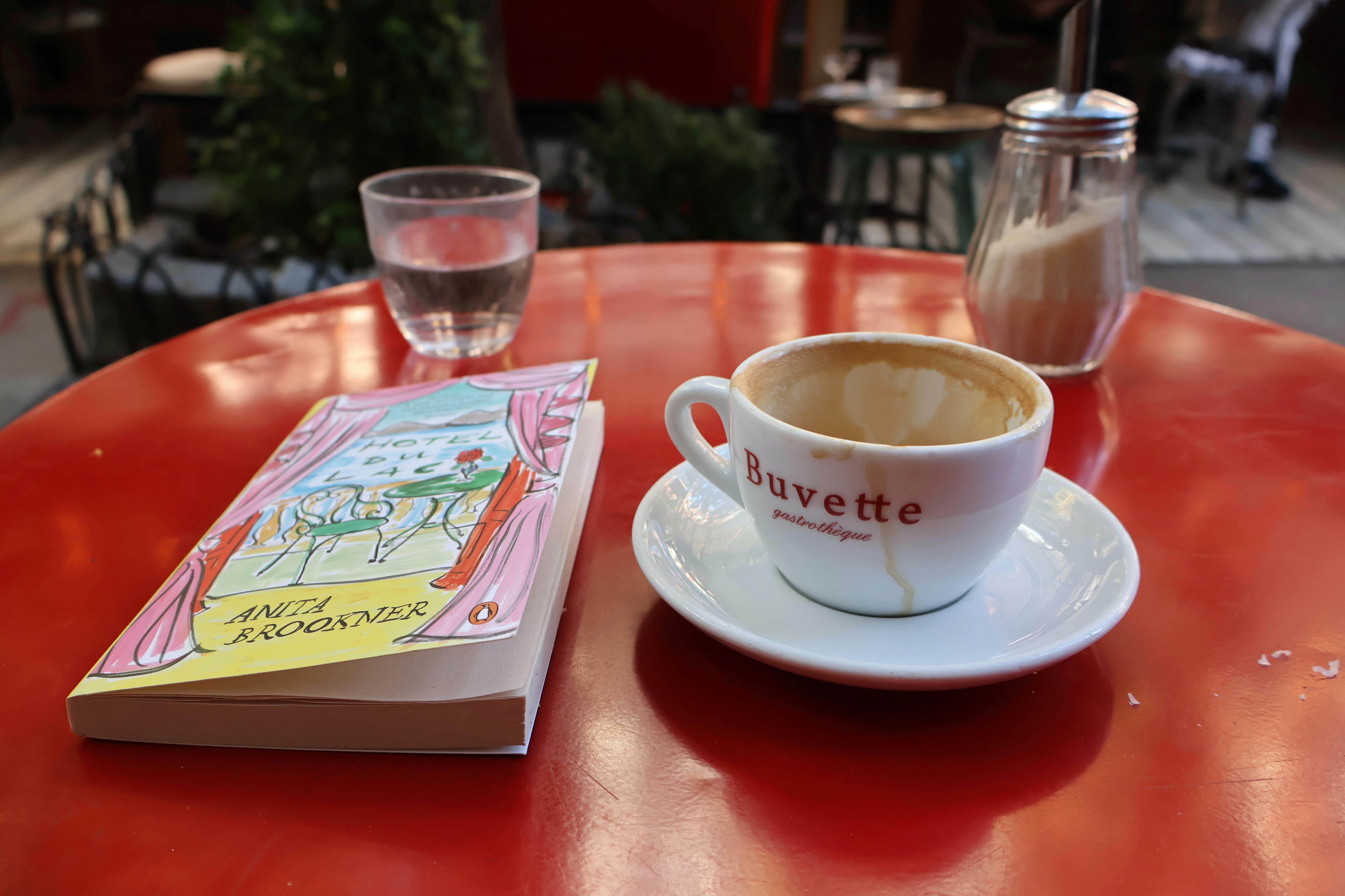 Senja di Antara Halaman Kosong