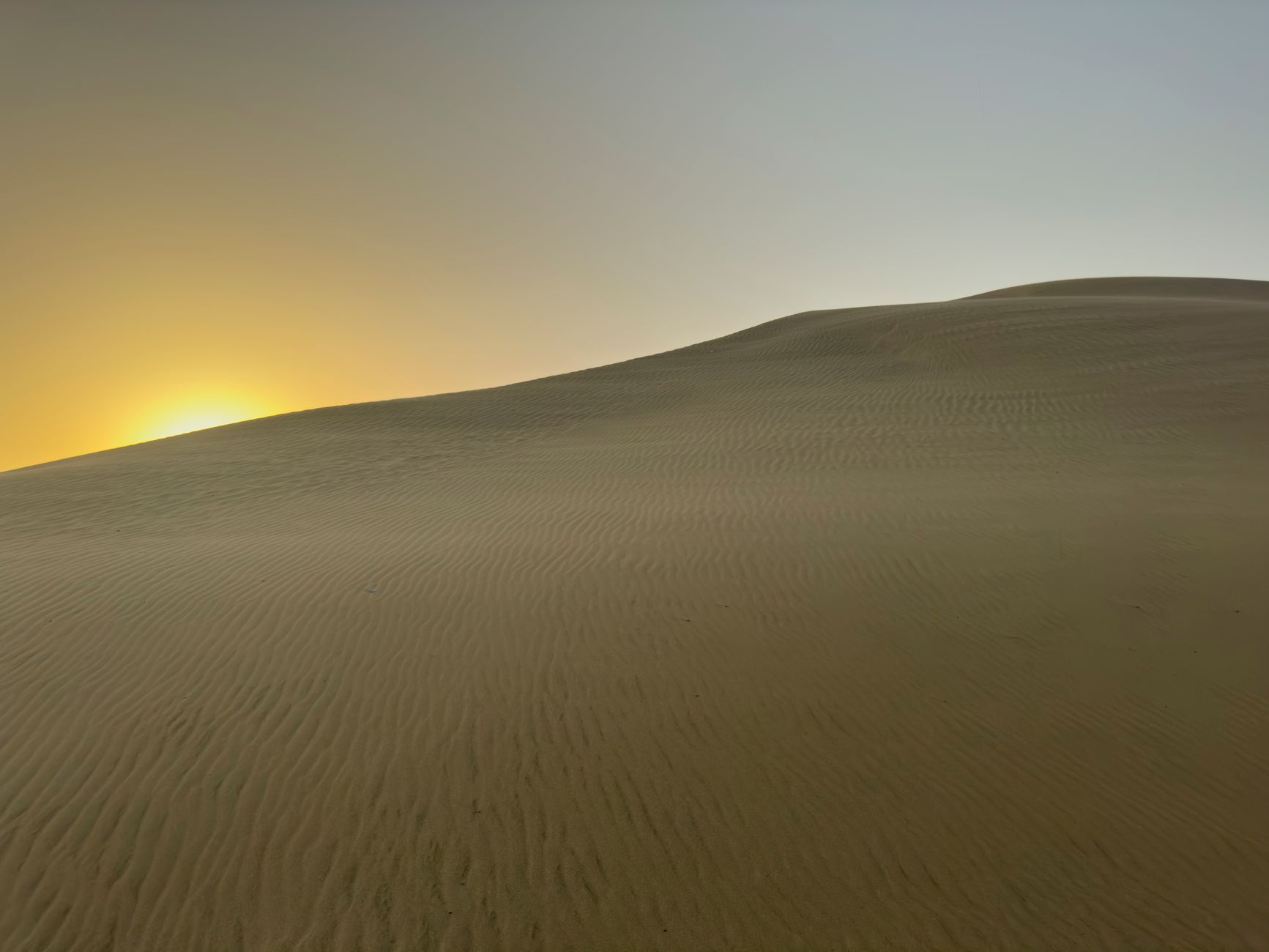 Eindrucksvolle Sonne & Wüste – Minimalistisches Wallpaper