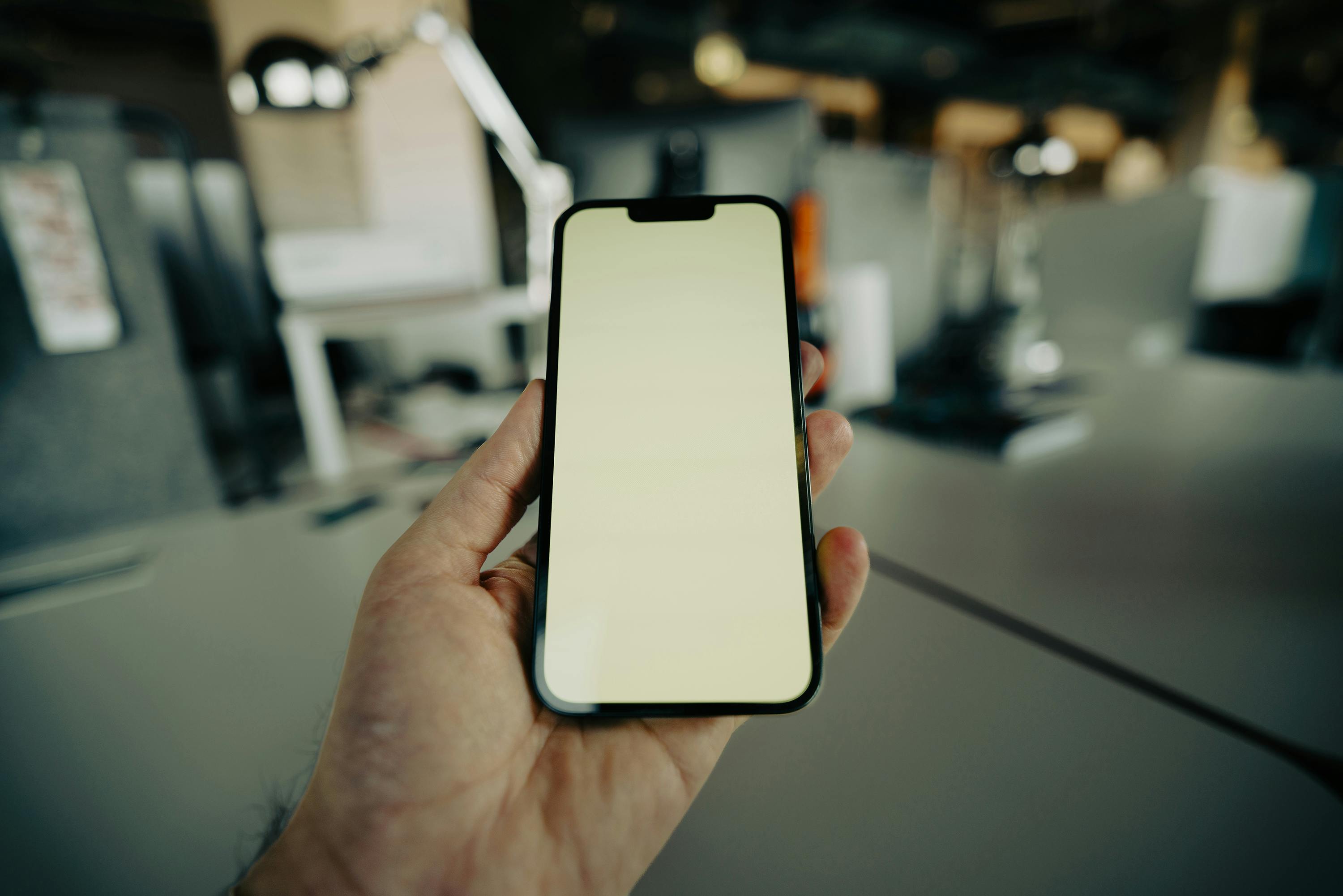 bezplatná Chytrý Telefon Prázdná Obrazovka Maketa Kancelář Interiér Základová fotografie