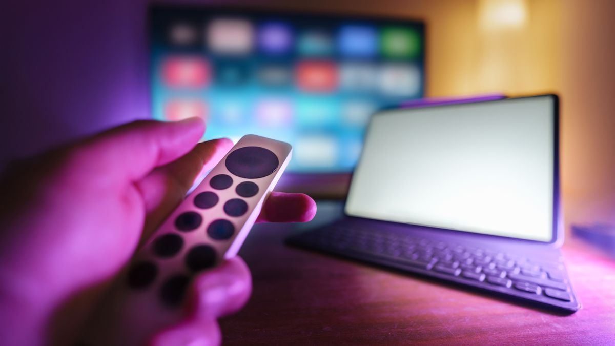 リモコンでテレビを操作する手元(イメージ)