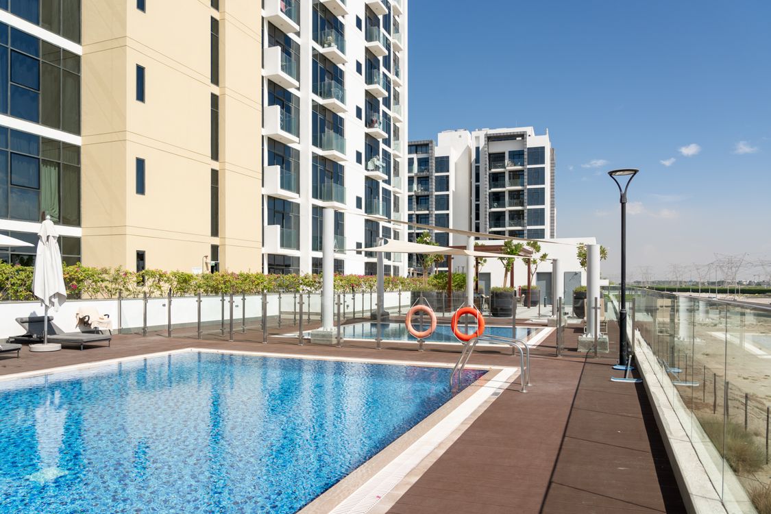 Modern High-Rise Building with Rooftop Pool in Dubai · Free Stock Photo