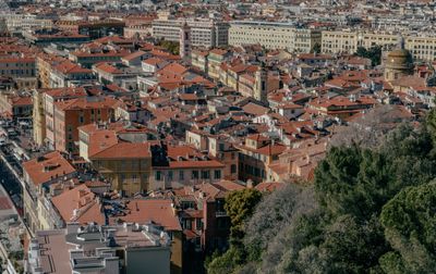 Vue aérienne de l'architecture traditionnelle et des toits rouges à Nice, France.