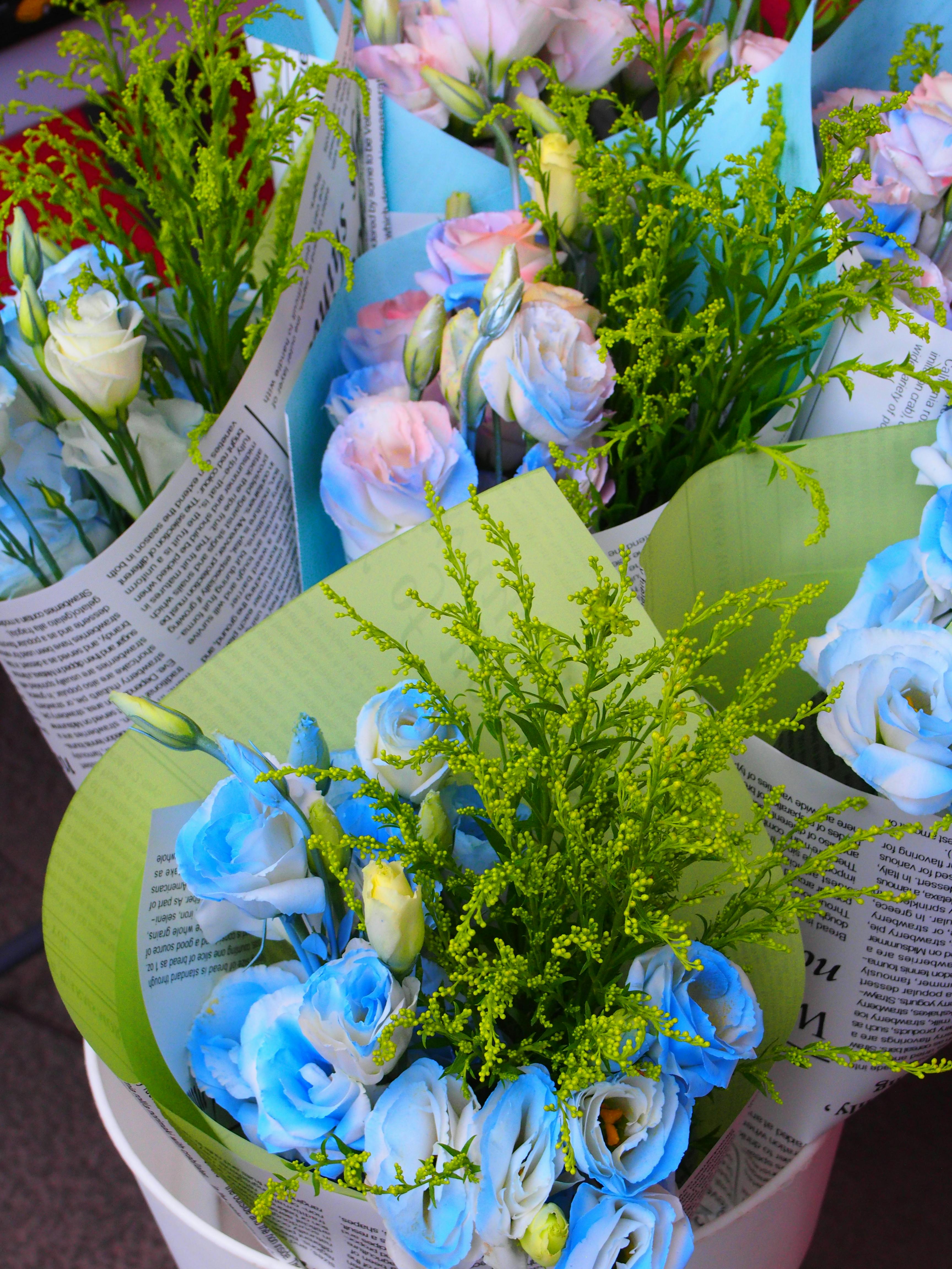 [ColoSach]-colorful-floral-bouquets-wrapped-in-paper-with-blue-and-green-flowers.