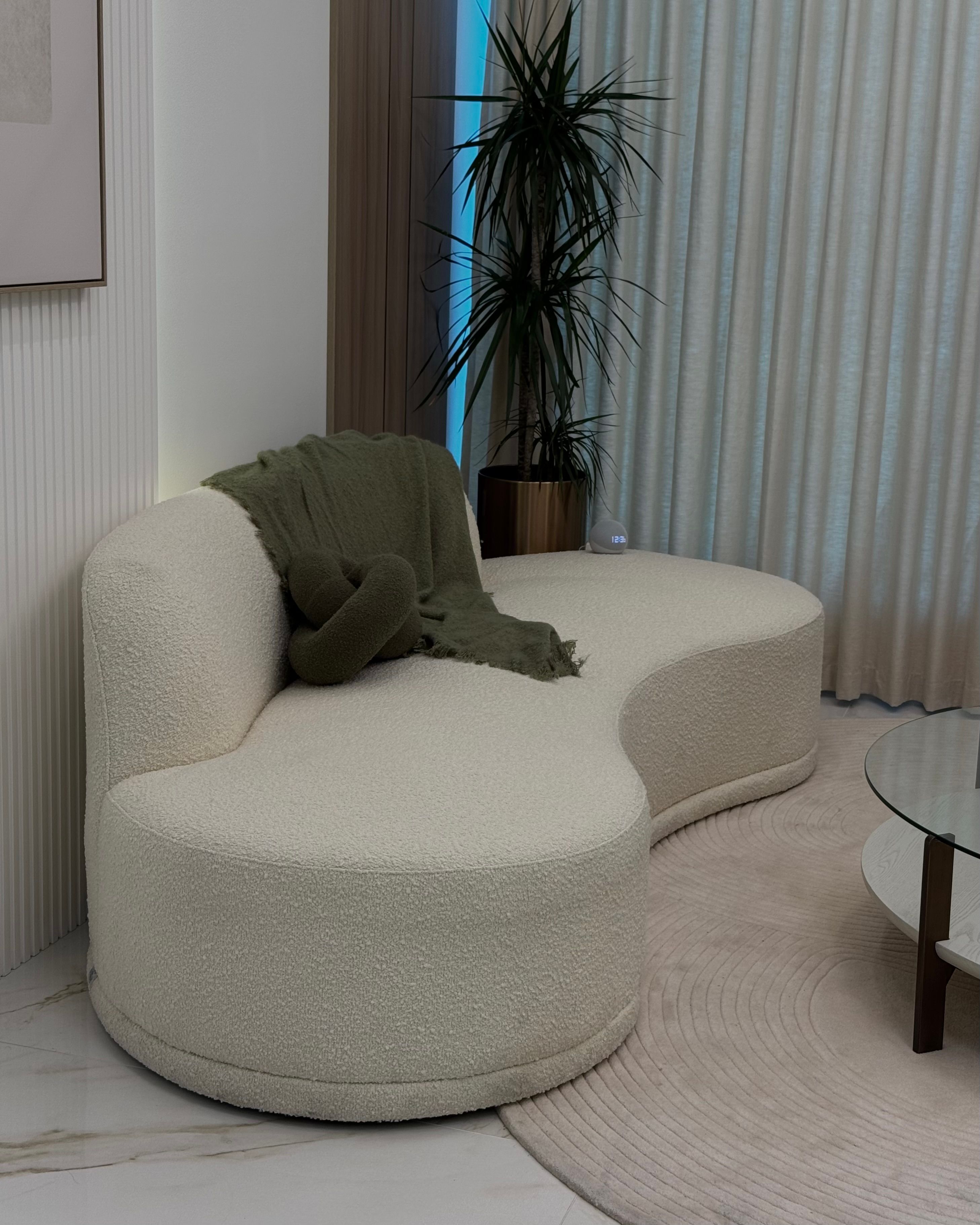Intérieur contemporain avec touches de vert et matières naturelles
