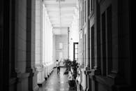 走廊上，一个男人的黑白照片与高高的柱子，共同传达着优雅