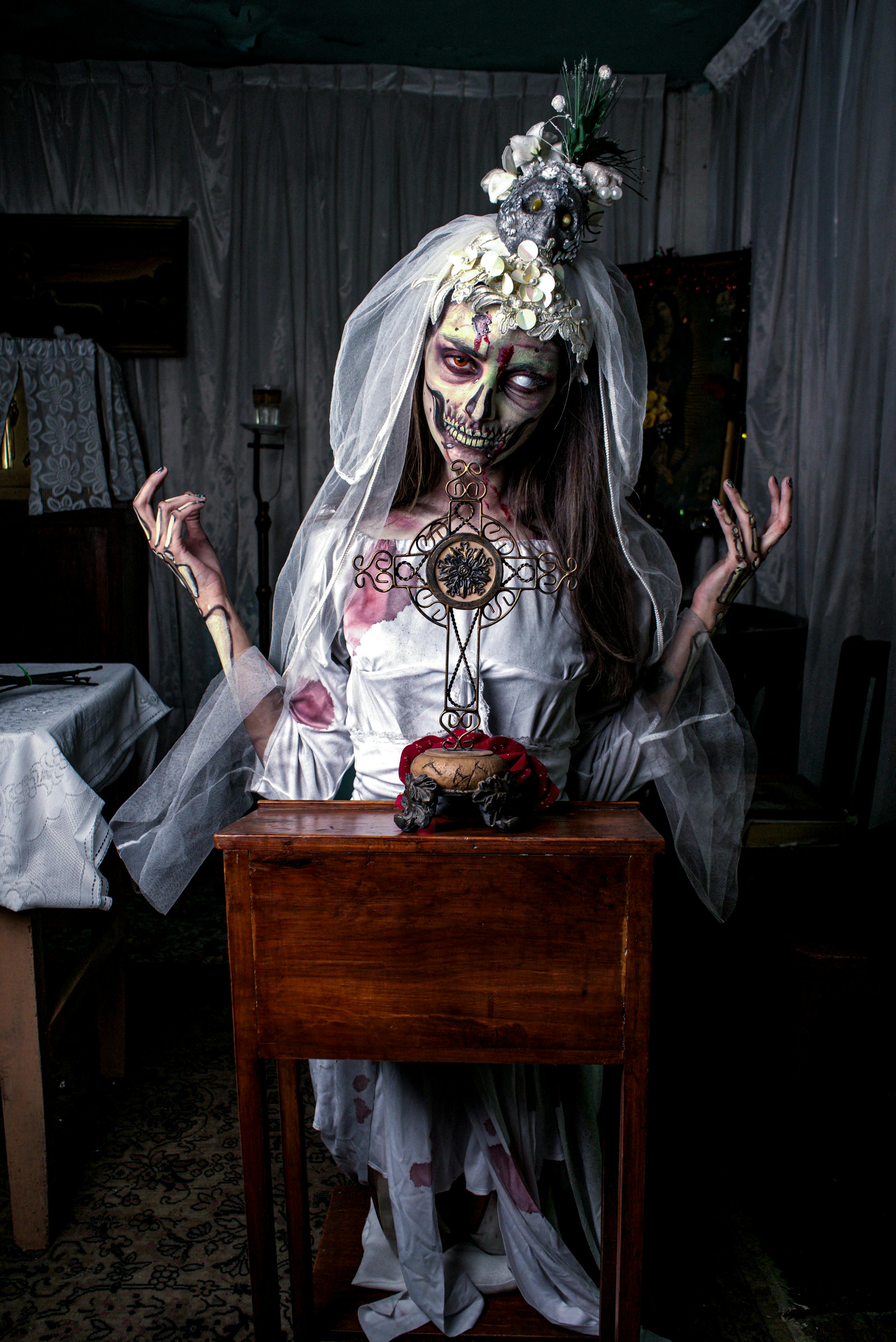 Ücretsiz Karmaşık ve ürkütücü bir korku kostümü giymiş bir kişiyi tasvir eden ürpertici bir gotik tasvir. Stok Fotoğraflar