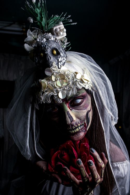 Free A hauntingly detailed skeleton bride with ornate headpiece and vibrant flowers, perfect for Halloween themes. Stock Photo