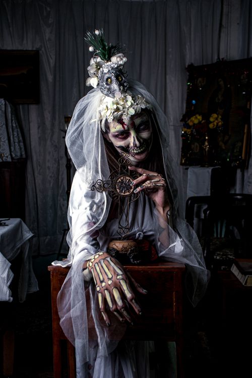 Free Eerie and gothic portrait of a skeleton bride in a dark setting, ideal for Halloween themes. Stock Photo