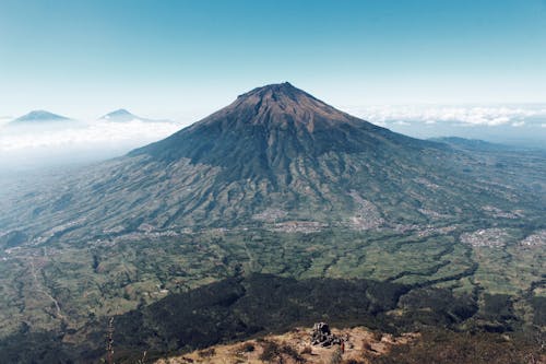 grátis Um Vulcão De Montanha Isolado Foto profissional