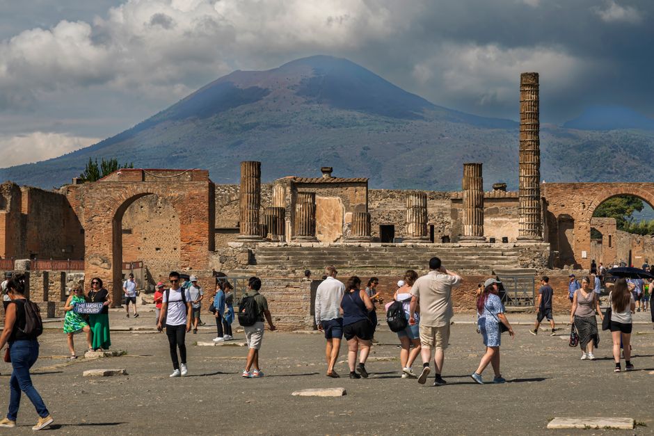 Pompeii és nápolyi pizza: tökéletes olasz napkirándulás – Pompeii Forum ancient columns