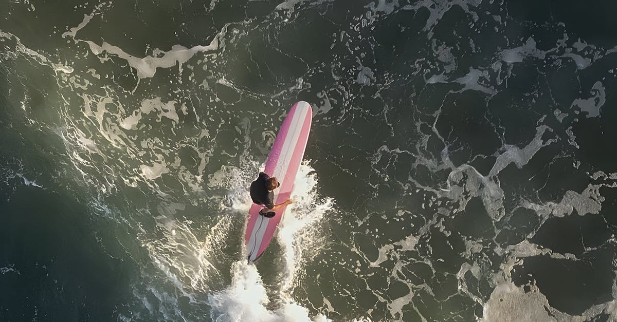 Femme pratiquant des étirements pour les jambes dans un parc.