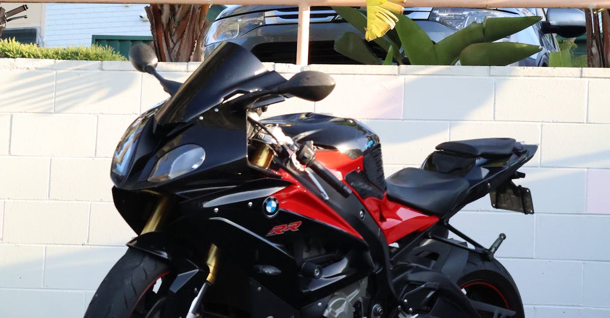 Femme faisant des étirements dans un parc.