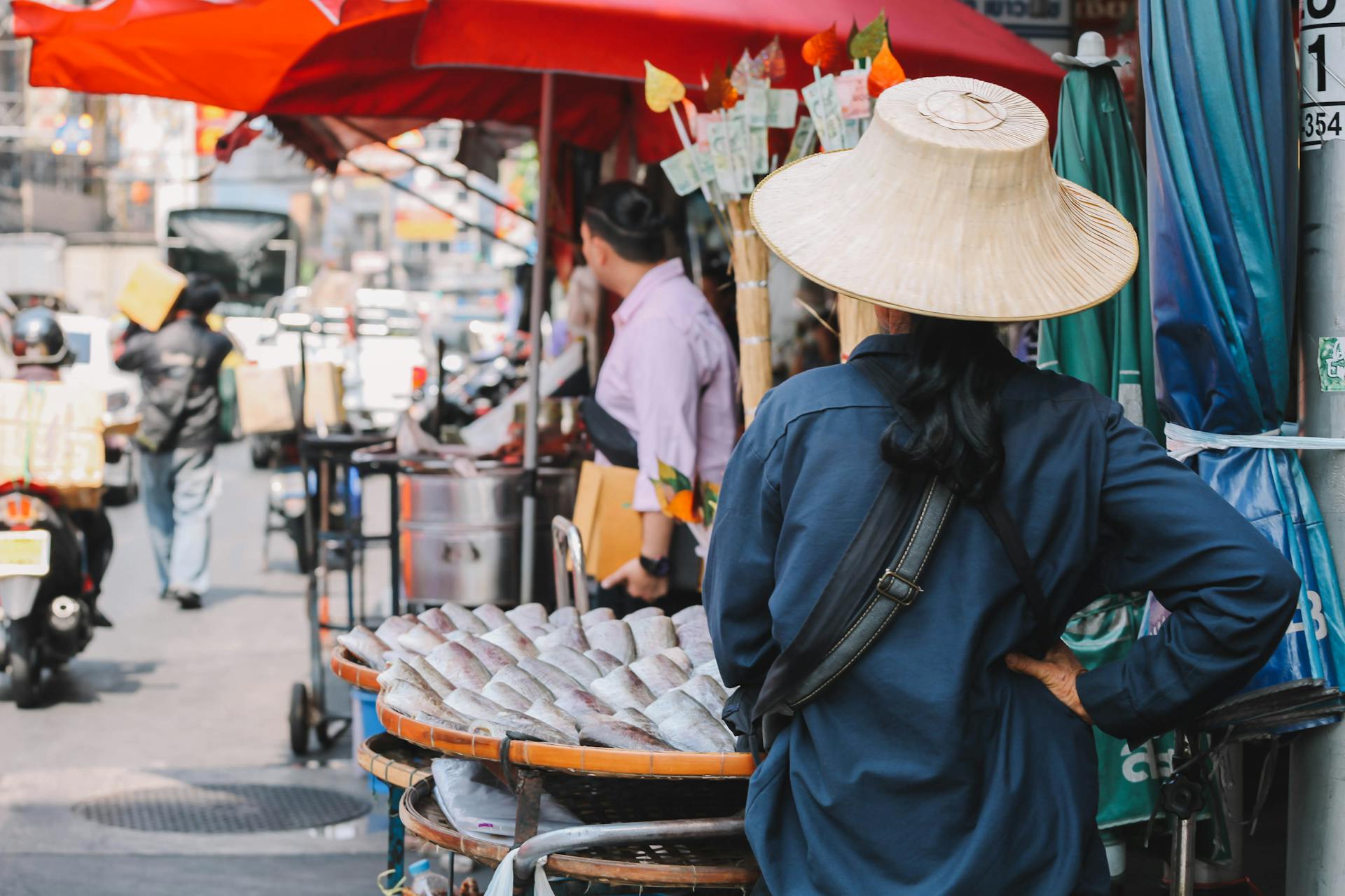 Street Food Vendors |  Traditional Dishes in Bangkok’s Markets