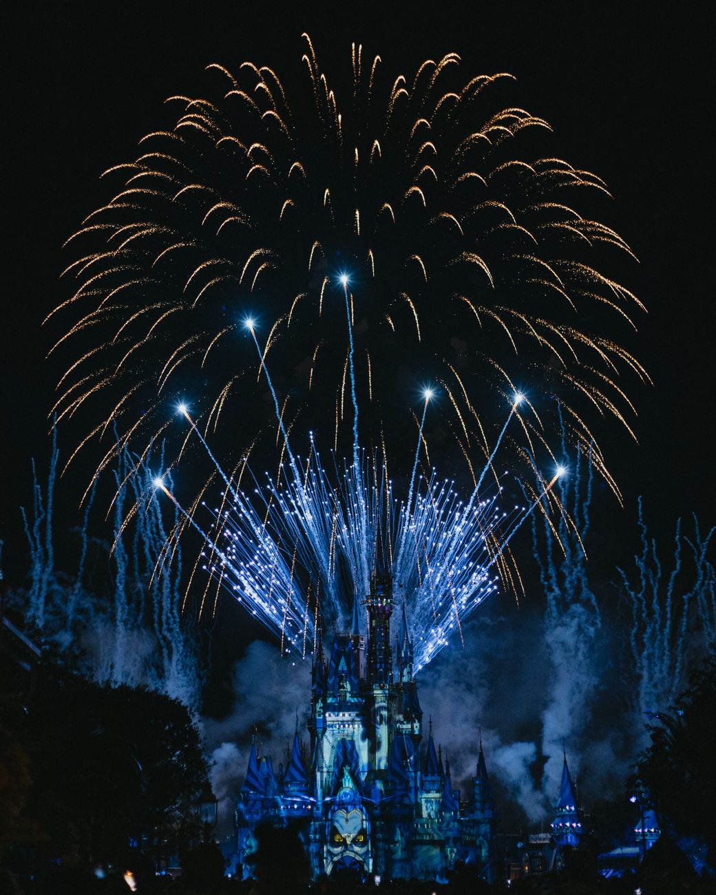 Een adembenemend uitzicht op vuurwerk dat het kasteel van Assepoester verlicht in Walt Disney World in Orlando, Florida.