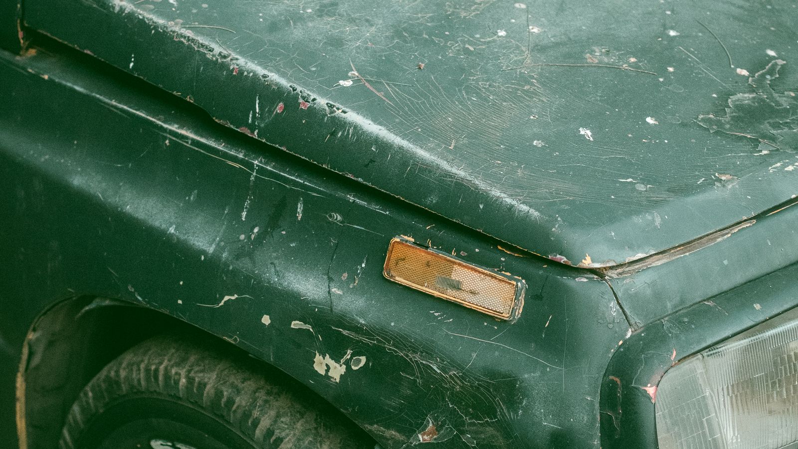 Inspeção detalhada da pintura e do alinhamento da carroceria de um carro usado