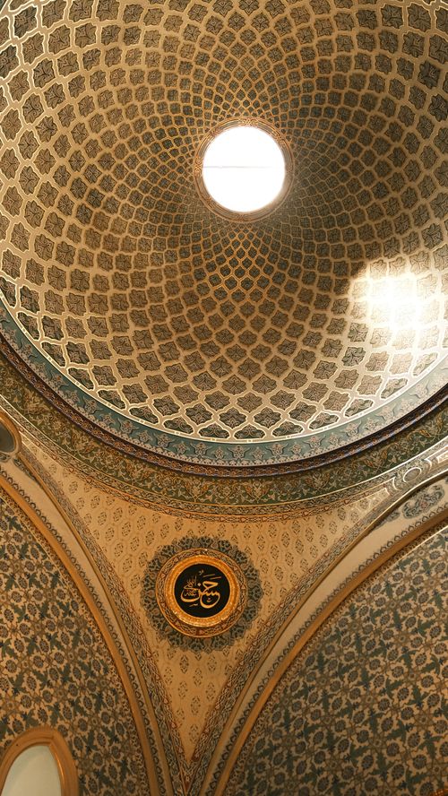 Free Detailed view of beautifully decorated Islamic mosque dome with geometric patterns. Stock Photo