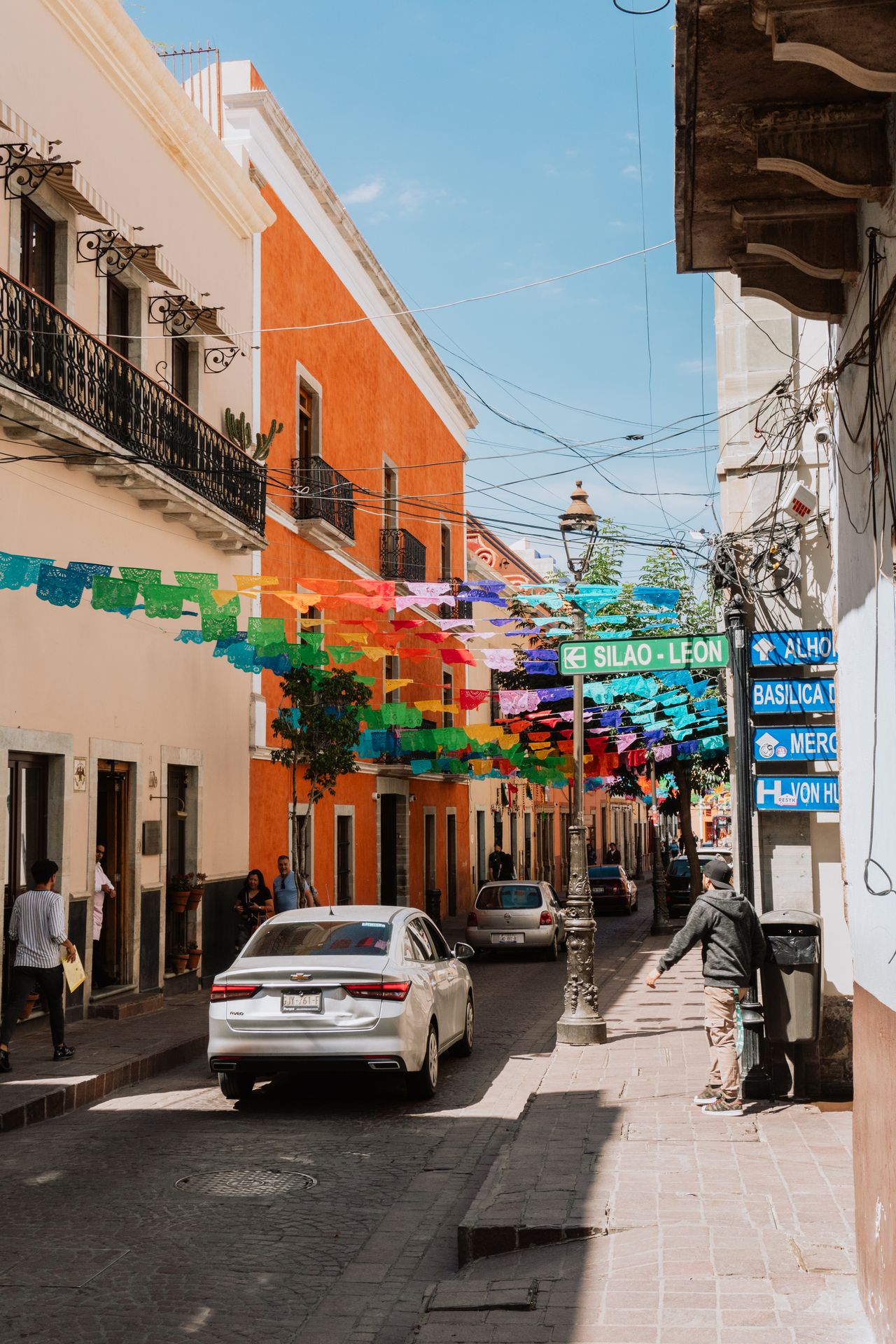 Rues colorées de Sayulita avec papel picado