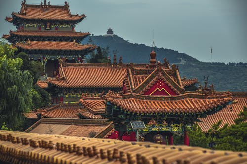 Temple Marron Et Rouge