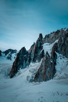 宁静的蓝天下，白雪覆盖的山脉显得格外壮丽