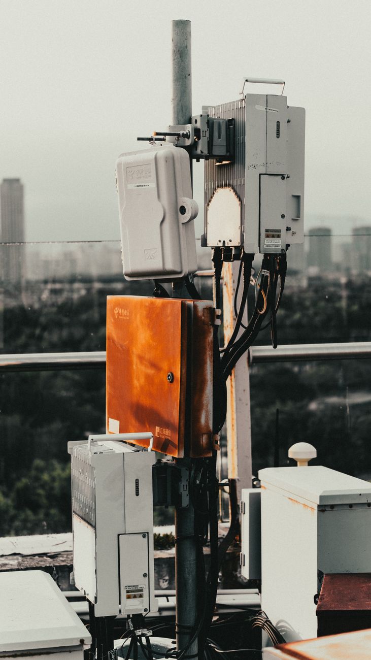 Comparative analysis for network architects designing modern wireless systems. Clarify roles of APs and controllers in Wi-Fi 6 ecosystems, integration requirements, cost-benefit scenarios, and deployment recommendations for SMB/enterprise.