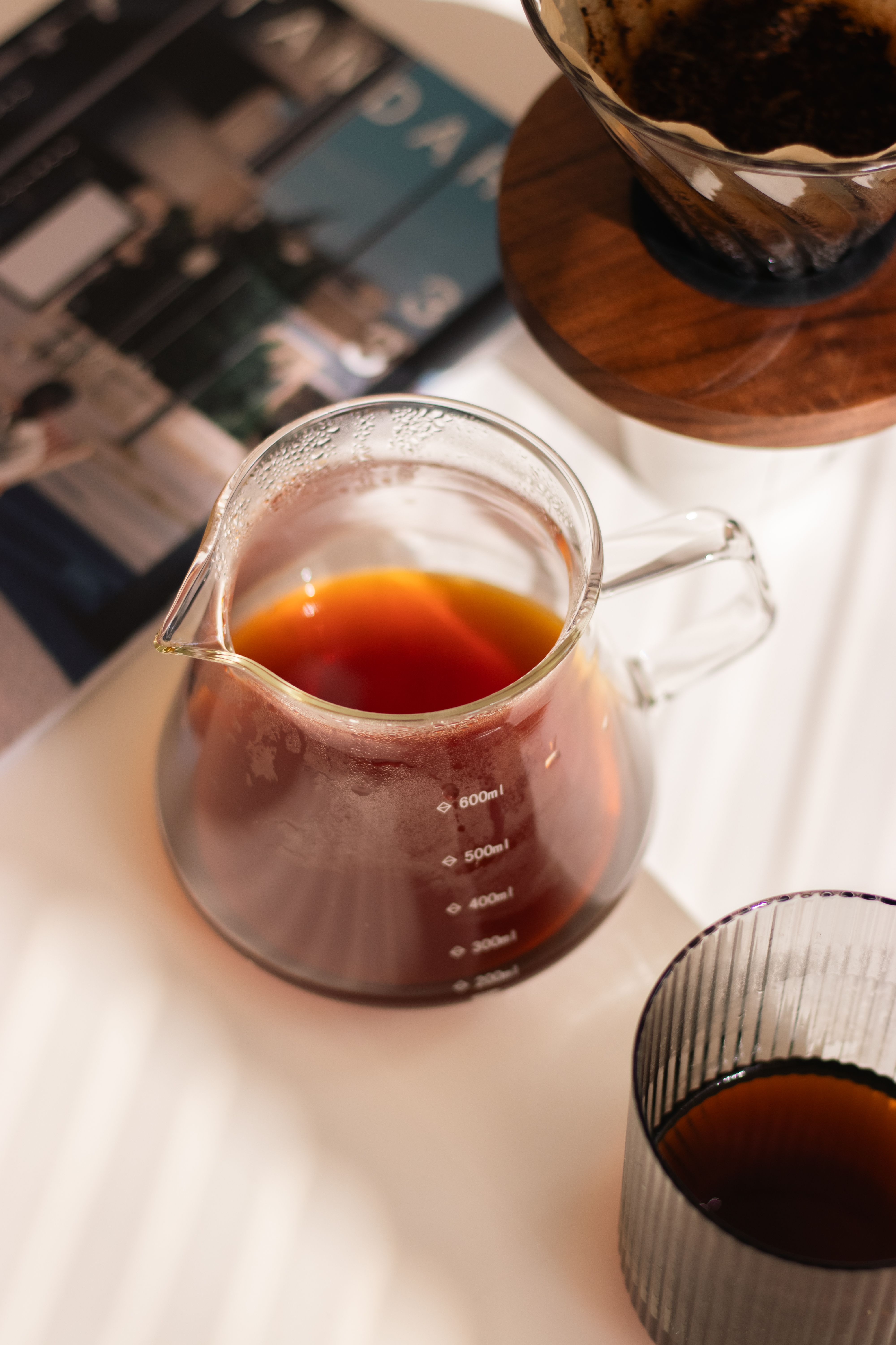 Gratis Elegante set per la preparazione del caffè con becher in vetro e sfondo luminoso, perfetto per immagini lifestyle. Foto a disposizione