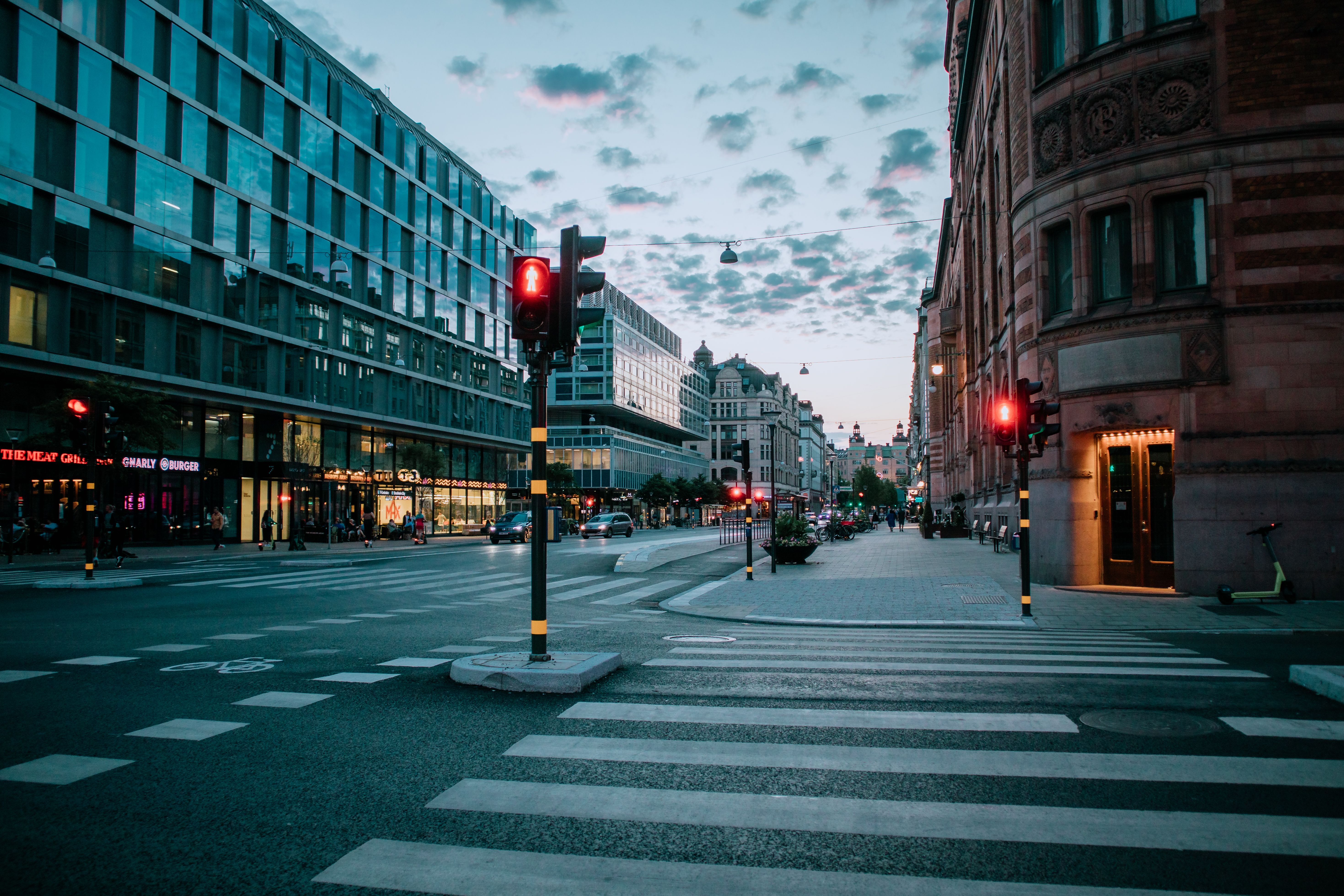 Urban Intersection at Twilight with Traffic Signal · Free Stock Photo