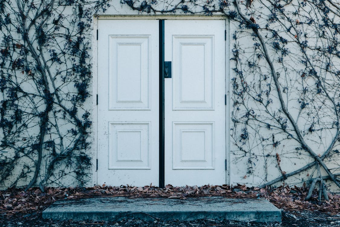 無料 閉じた白い木製のドア 写真素材