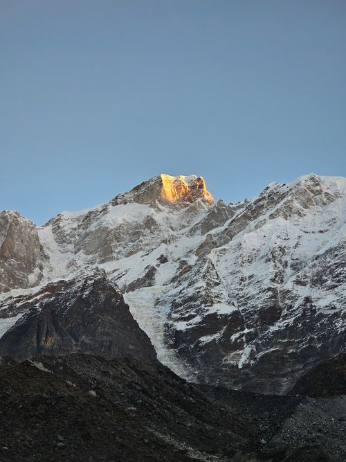 Free A breathtaking view of sunlit Himalayan snow-capped peaks against a clear sky at dawn. Stock Photo