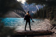 摄影师在加拿大班夫国家公园的冰碛湖捕捉秀丽风景