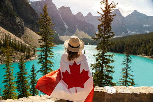 Mujer Envuelta En Una Bandera De Canadá