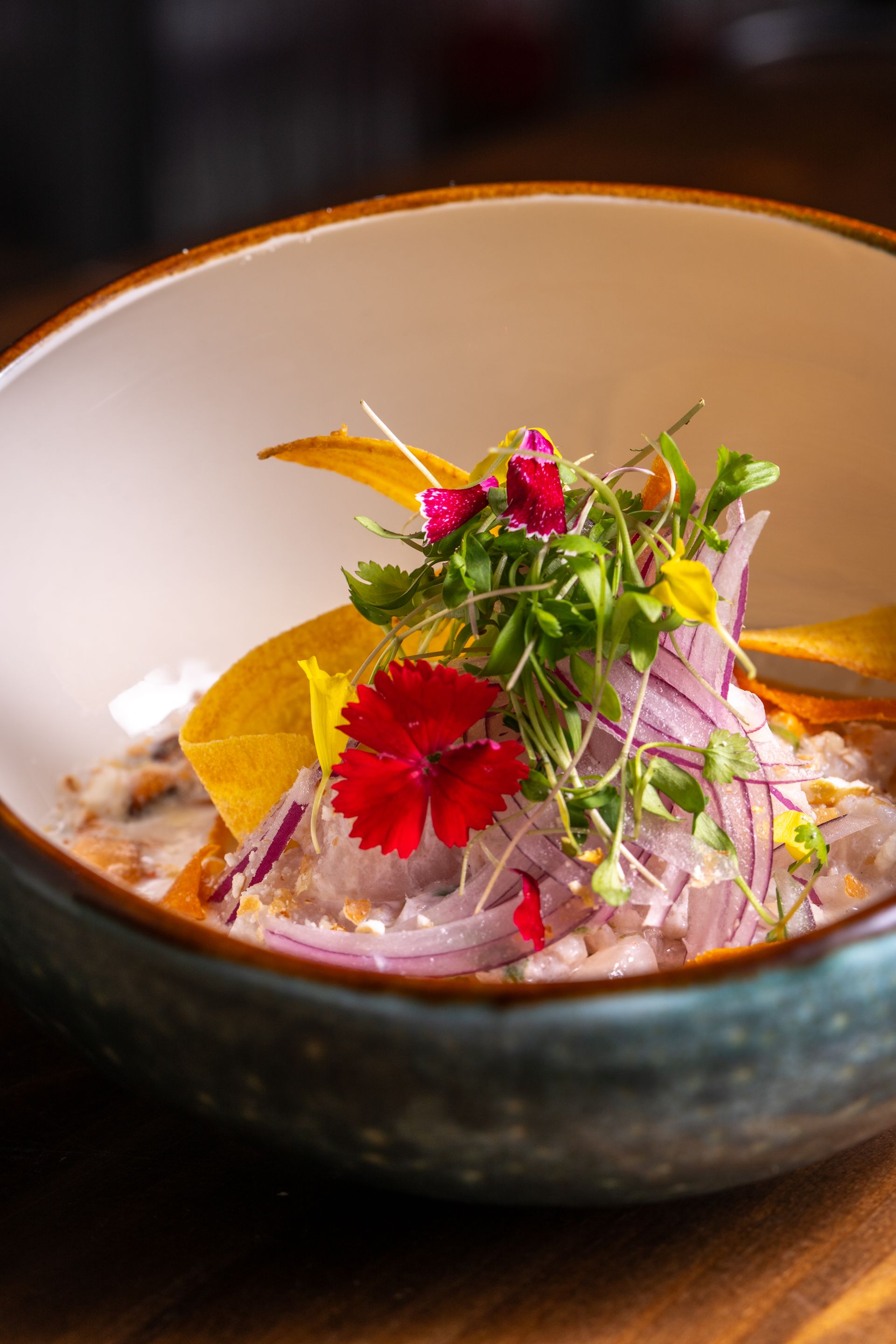 Plato de autor de la cocina peruana contemporánea, presentación elegante