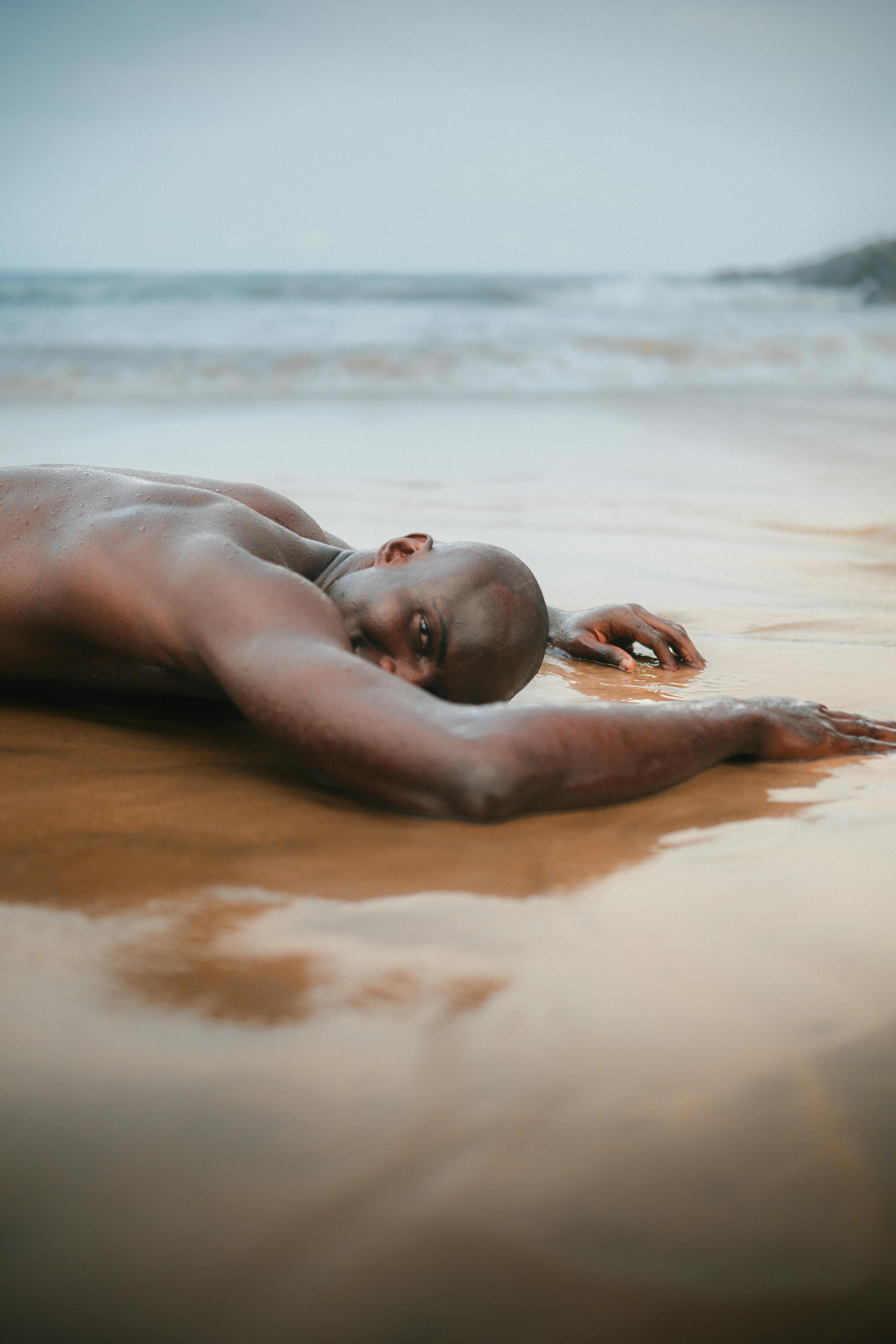 在日出时分，阿布贾海滩上一个人放松，展示了尼日利亚的自然美景