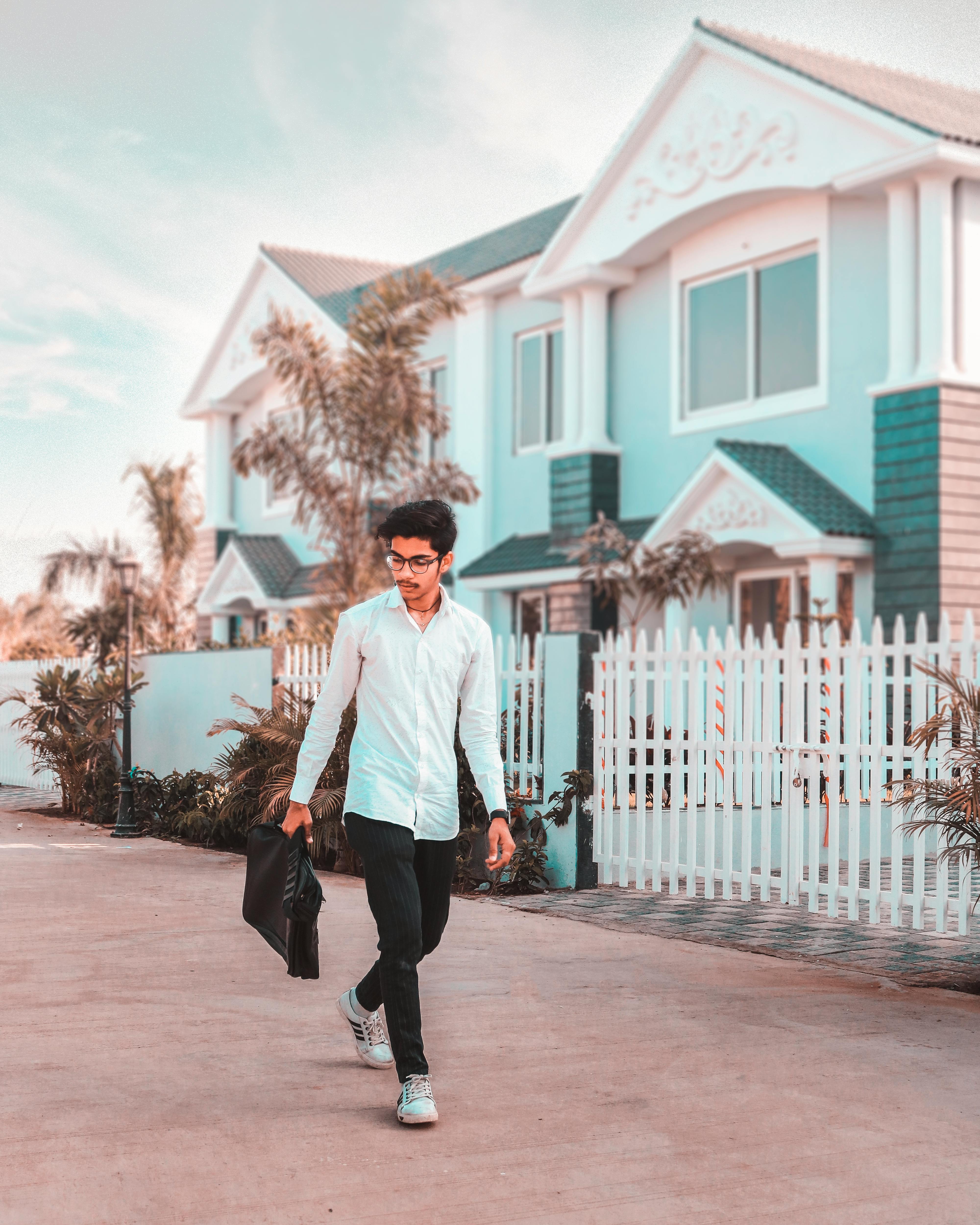 Gratis Pria Berkemeja Putih Berjalan Di Jalan Foto Stok