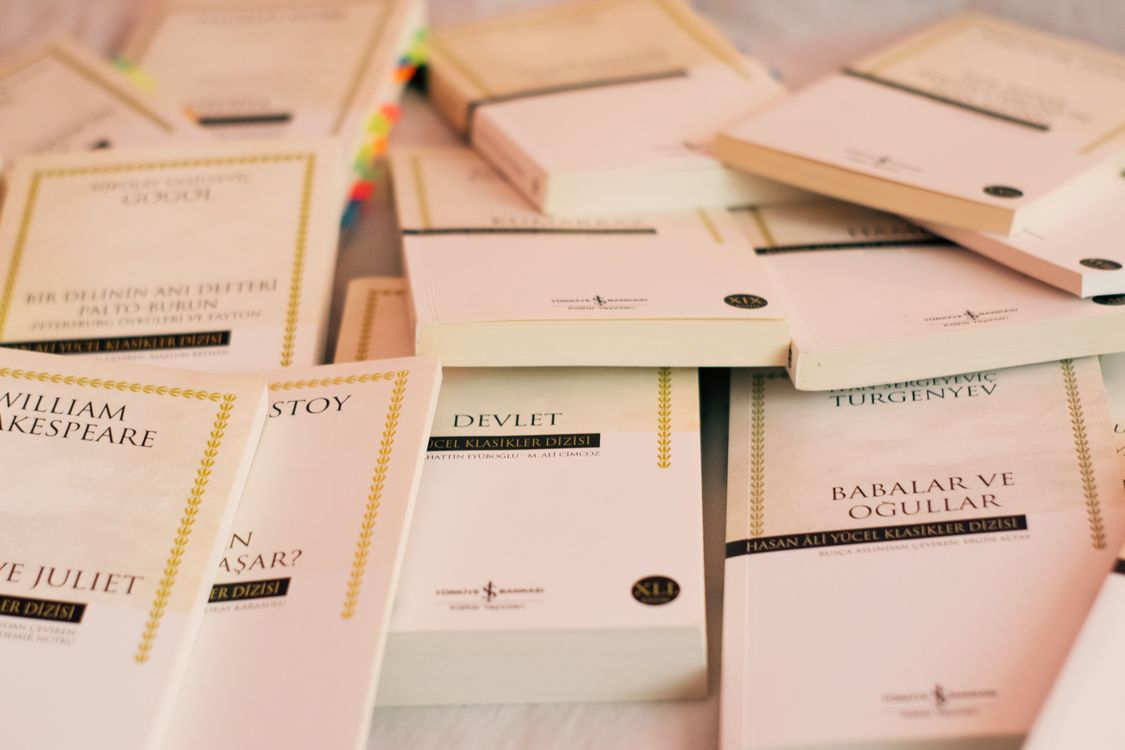 Turco Liter Pilha De Livros De Literatura Clássica Em Turco · Foto profissional ...