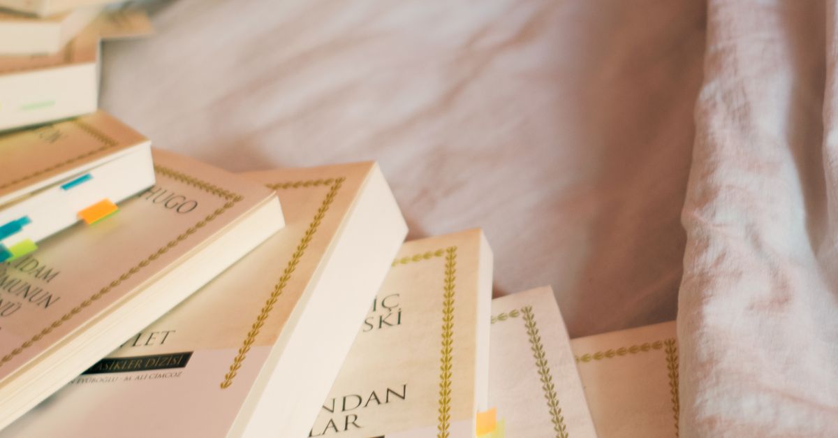 Una escena acogedora de libros con pestañas de colores sobre una cama, que sugiere aprendizaje o estudio. Una escena acogedora de libros con pestañas de colores sobre una cama, que sugiere aprendizaje o estudio.