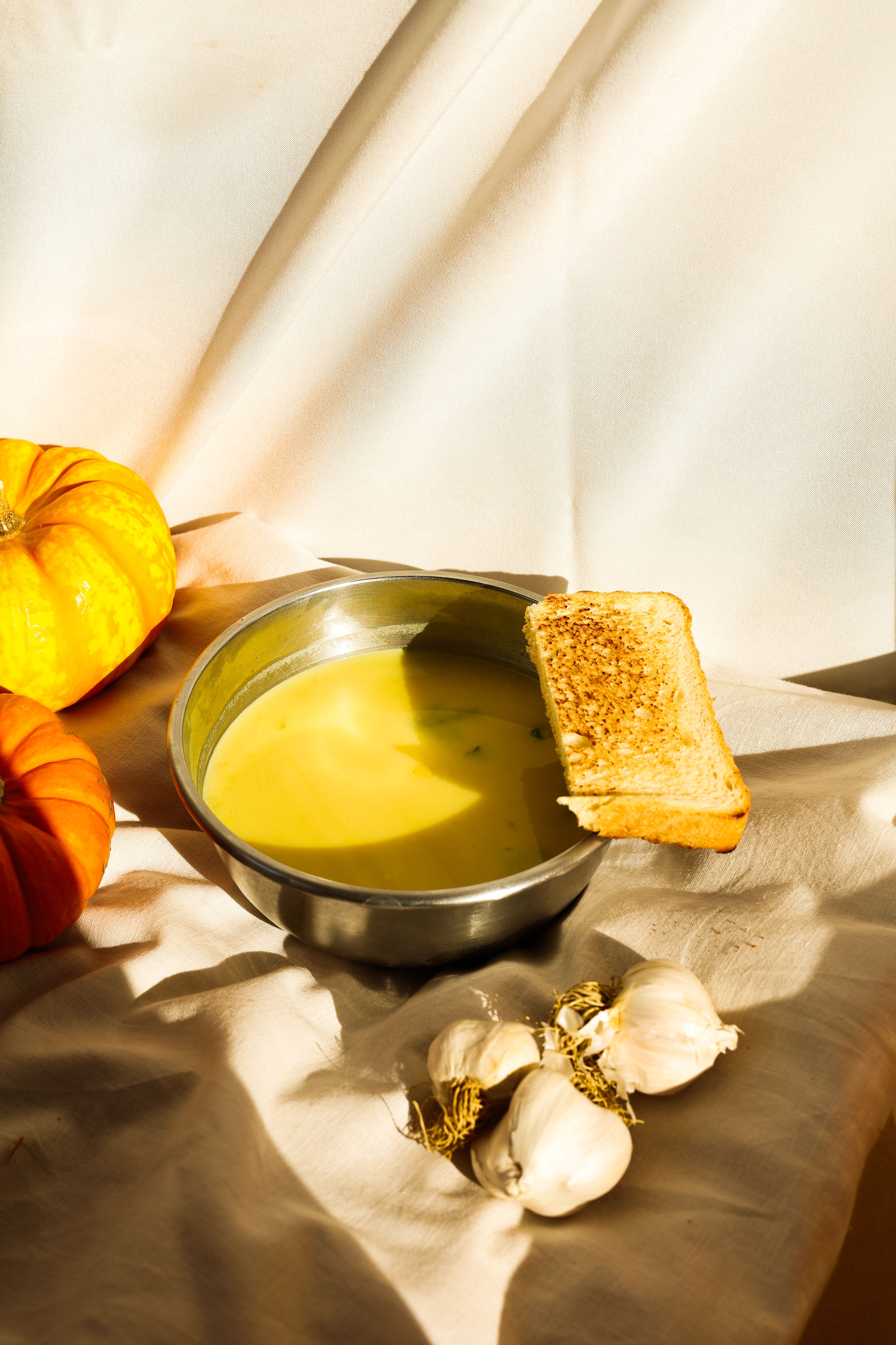 Delicious pumpkin soup with garlic bread, perfect for autumn evenings.