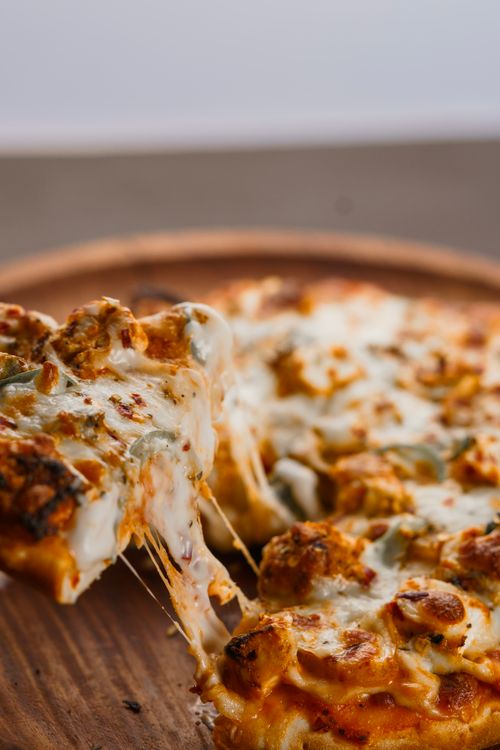 Free Delicious cheese pizza slice with melting cheese, perfect for food lovers. Stock Photo