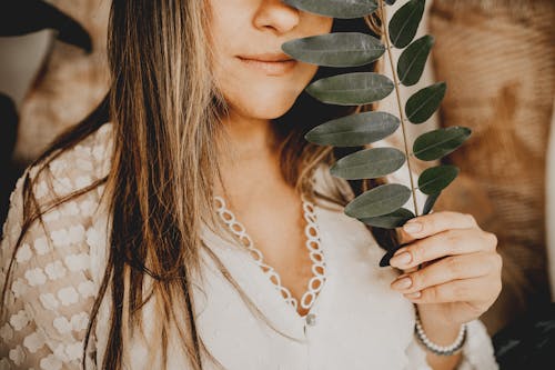 Photo De Femme Tenant Des Feuilles Vertes