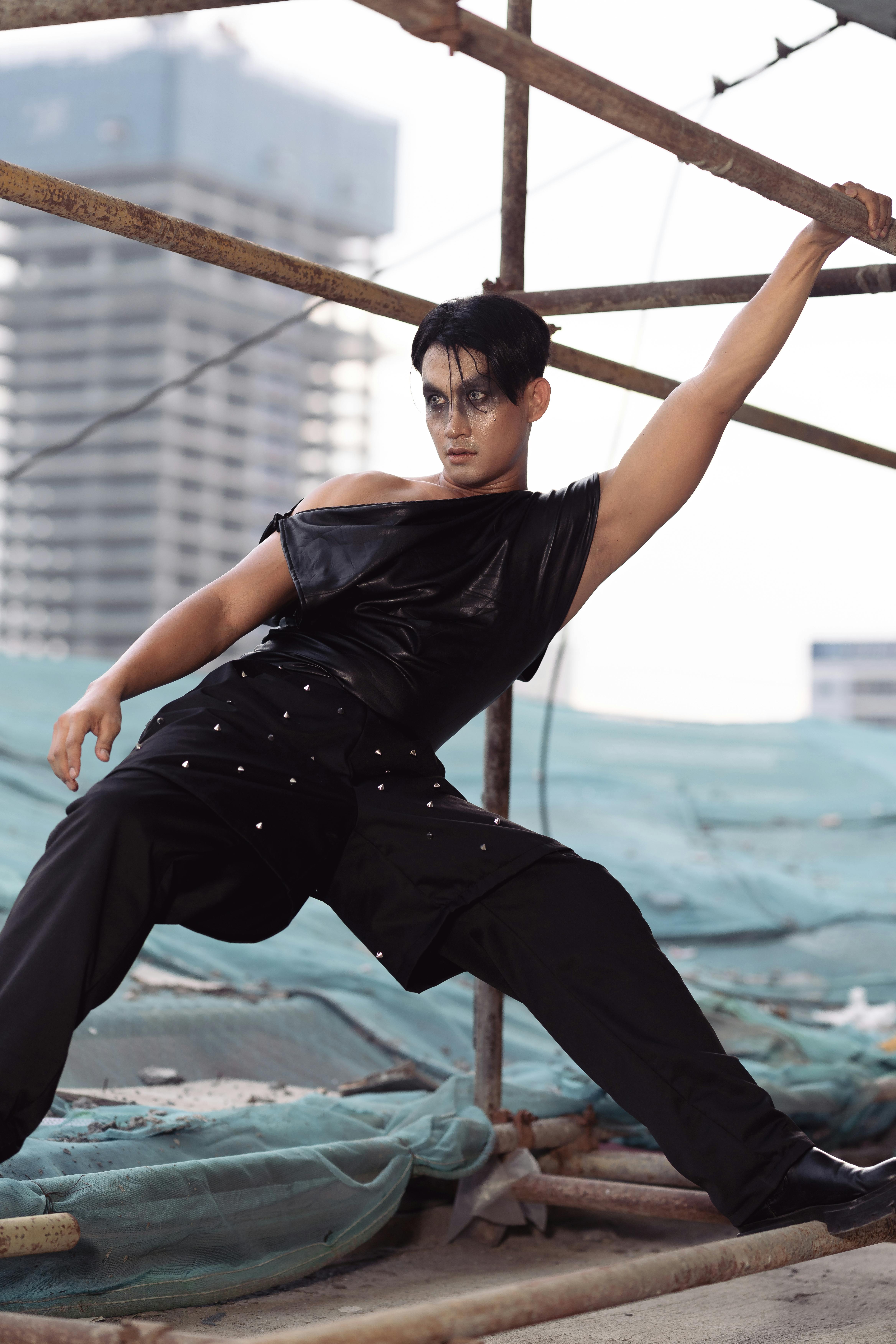 Gratuit Le mannequin pose de manière dynamique sur un toit à Phnom Penh, au Cambodge, portant une tenue noire élégante. Photos