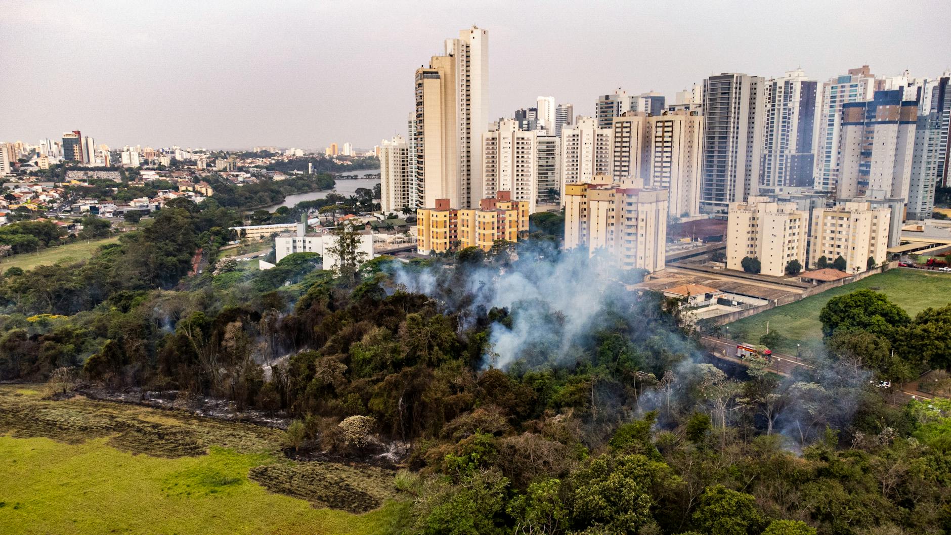https://www.pexels.com/photo/aerial-view-of-urban-forest-fire-in-londrina-29173564/