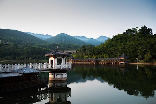 Um Gazebo Sobre Um Lago