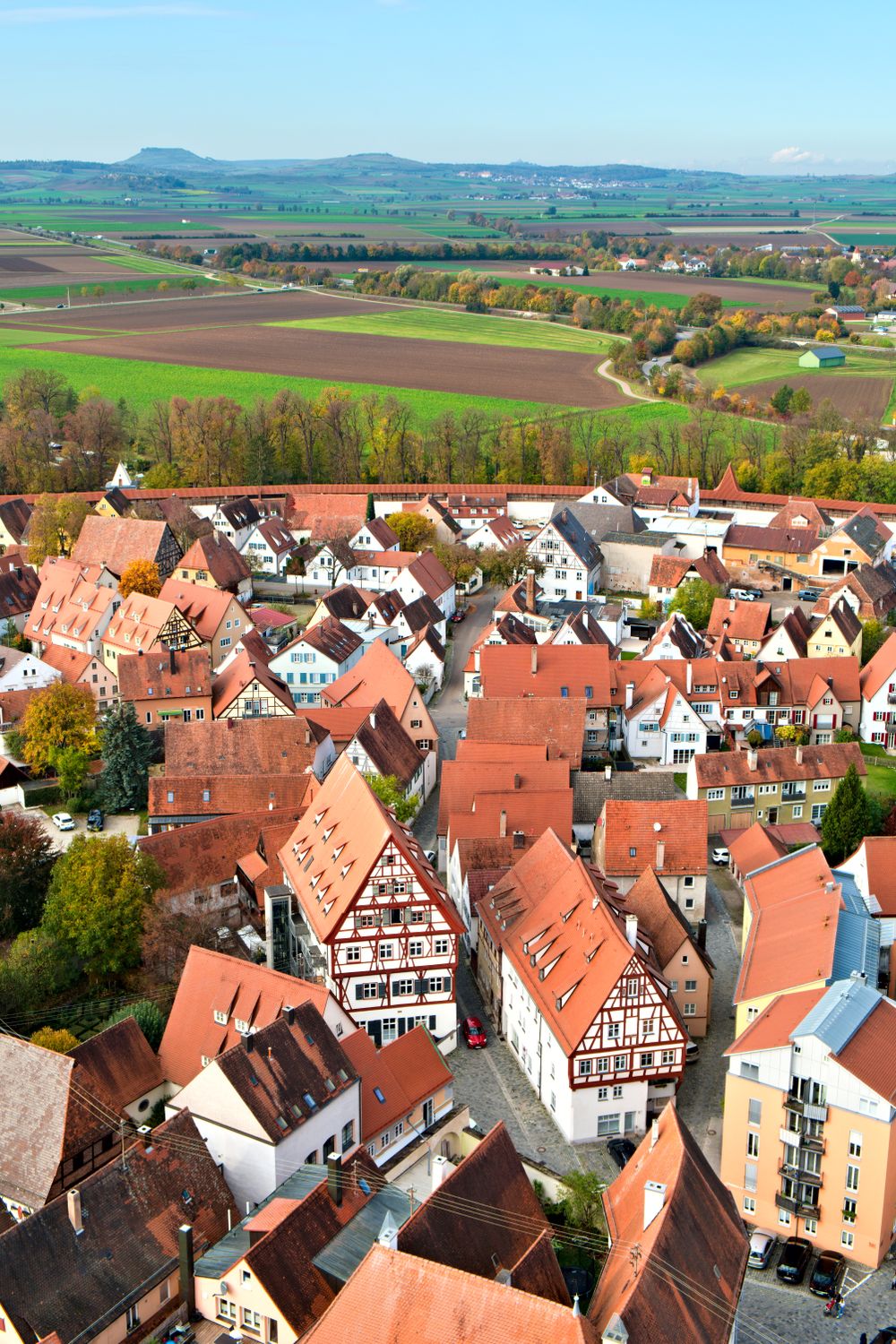 Vedere aeriană a orașului medieval rotund Nördlingen, cu acoperișuri roșii
