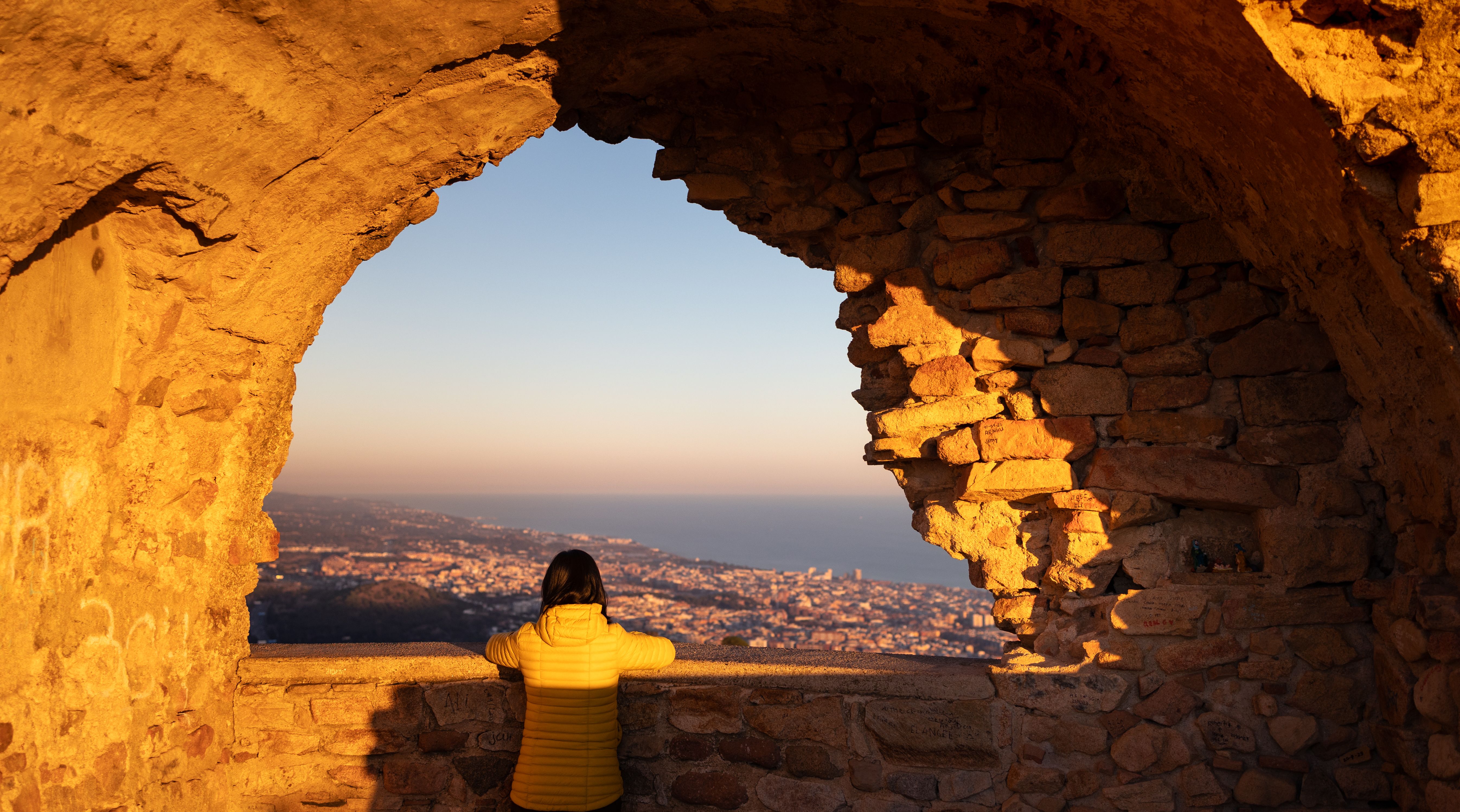Casal de turistas planejando roteiro e orçamento de viagem para a Espanha em 2026