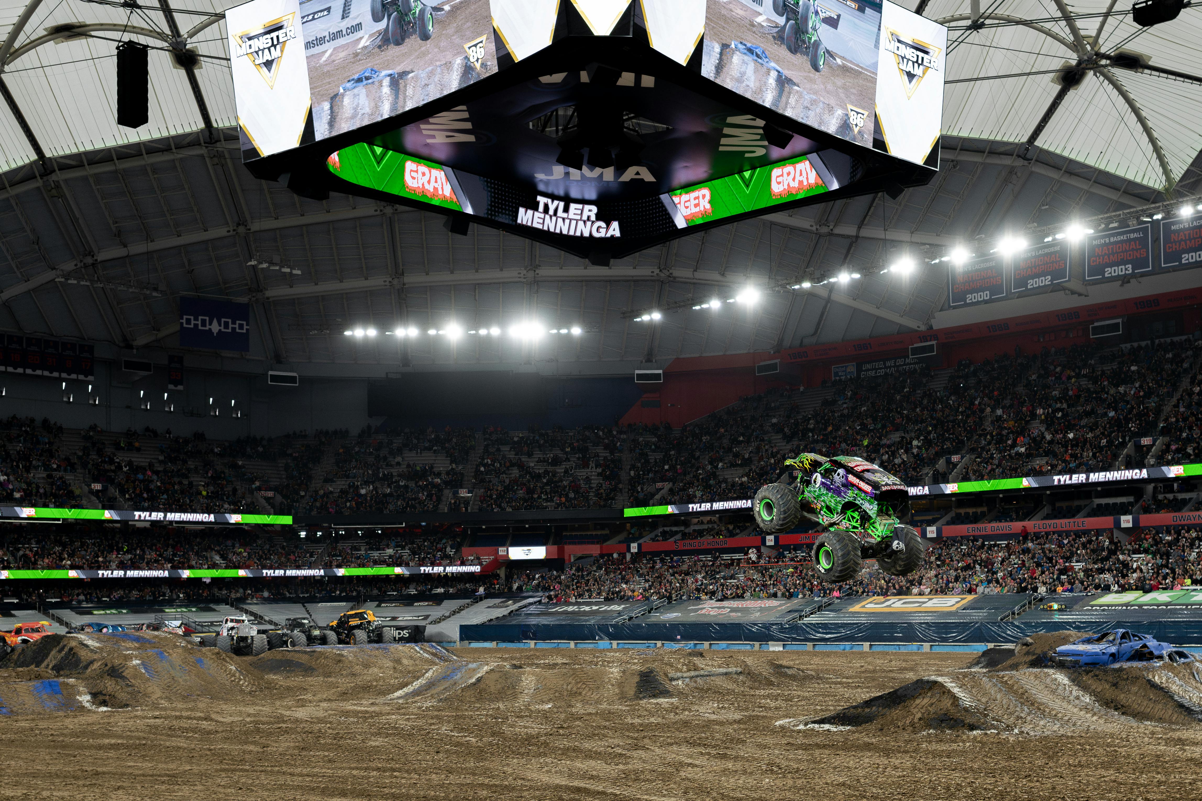 Gros plan d'un monster truck à pneus surdimensionnés dans une arène