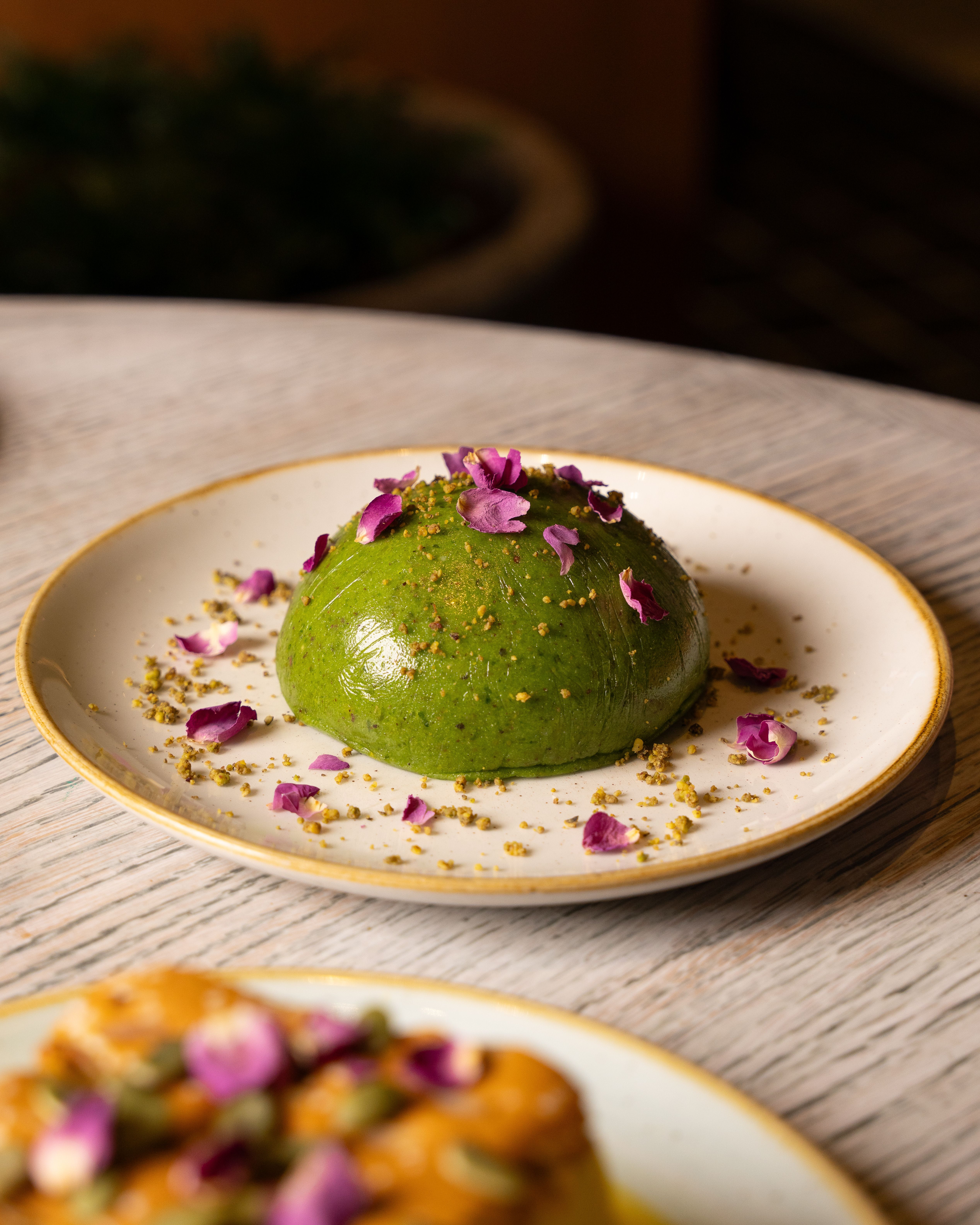 Postre Verde Elegante Con Decoración Floral · Foto de stock gratuita