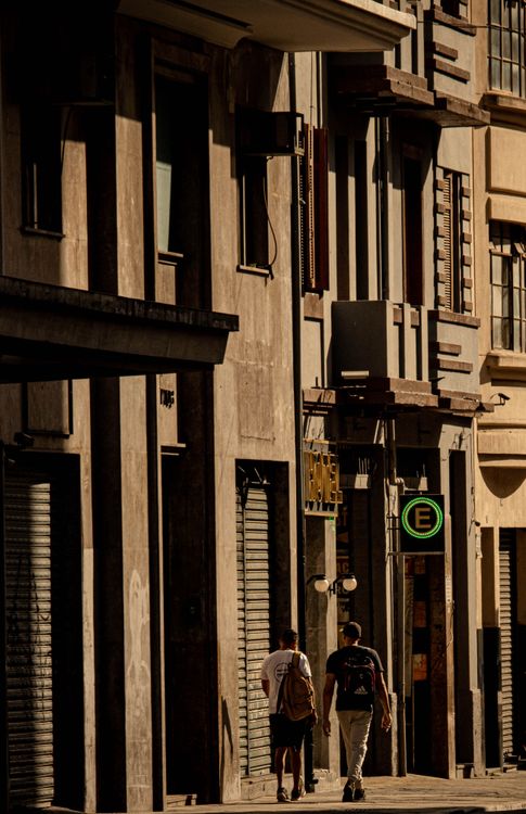 An urban street in São Paulo, Brazil — the kind of city setting where reaching a safe indoor location quickly matters most if a scam or theft incident happens.