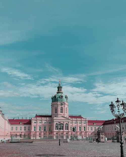 Weißes Und Grünes Betongebäude Unter Blauem Himmel